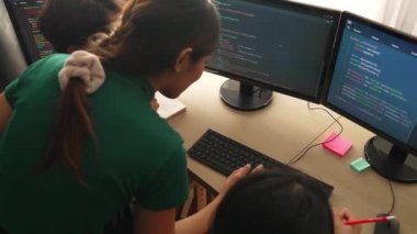 Yavaş çekim arkası yazılım geliştirici mühendisi bilgisayar programlama için birlikte çalışarak hata ayıklama kodunu çözüyor, ofiste monitörde karmaşık algoritmaları çözüyor. Filizlenen