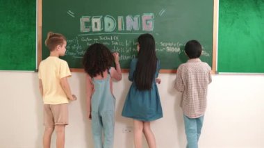 Değişik öğrenci yazılarının arka plan görüntüsü teknede hızlı yazarken, kız kendinden emin bir şekilde kollarını kavuşturarak kameraya bakıyor. Bir grup mutlu çocuk tahtayı kullanarak plan yapıyor. Pedagoji.