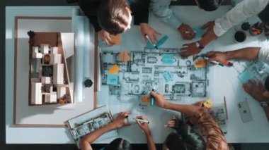 Proje yöneticisi ya da inşaat mühendisinin planlama ve planlama binasında yazışmalarının üst düzey görüntüsü. Toplantı masasında birlikte çalışan mimarın belgeyle birlikte havadan görünüşü. Hizalama.