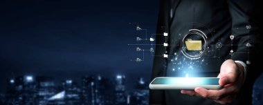 Verimli çalışma süreçleri için çevrimiçi belge dizinlerini yöneten iş adamı. Tüm önemli çevrimiçi belgelerinize kolayca güvenli ve hızlı bir şekilde erişim sağlayın. FaaS