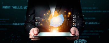 İş adamı, tahminsel büyük veri modellerinden gerçek zamanlı analizlere uzanan eğilim ve içgörüleri ortaya çıkarmak için veri analizlerini derinlemesine inceleyerek, veri güdümlü kararların analitik endüstriyi nasıl ileri götürdüğünü öğrenir