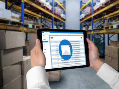 Bilgisayar ekranında rahatça görünen e-posta bildirim iletisi. Dijital pazarlama iletisi bilgi metni iş dünyasından müşteriye