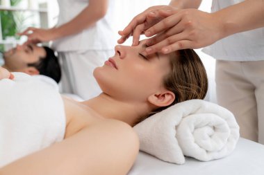 Kafkasyalı çift stres önleyici kafa masajının keyfini çıkarıyor ve lüks otellerde ya da otel spa salonlarında gündüz kaplıcalarında yüz güzelliği eğlencelerini şımartıyor. Sessiz.