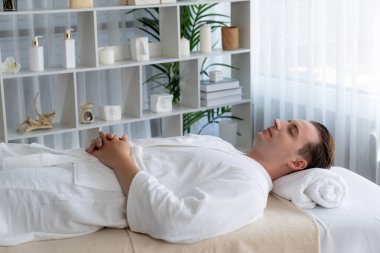 Kafkas erkek müşteri stres önleyici spa masajının keyfini çıkarıyor ve lüks otel veya oteldeki gündüz açık hava ortamında güzellik derisi eğlencesi ile şımartıyor. Sessiz.