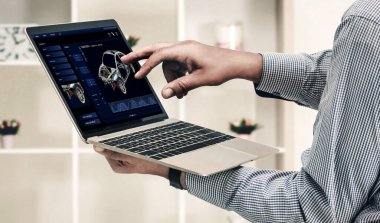 Bilgisayar ekranındaki elektrikli araba tasarım yazılımı, imalat için dijital hesaplama uygulaması ile simülasyon planlarını rahat bir şekilde gösteriyor