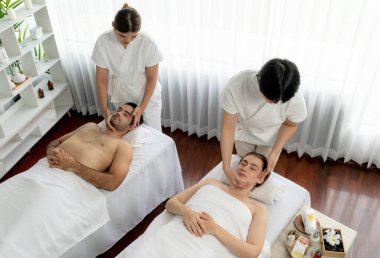 Kafkasyalı çift stres önleyici kafa masajının keyfini çıkarıyor ve lüks otellerde ya da otel spa salonlarında gündüz kaplıcalarında yüz güzelliği eğlencelerini şımartıyor. Sessiz.