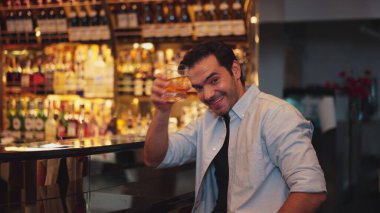 Eski usulde kokteyl içen gülümseyen zeki adam arkadaşlarıyla dans etmekten zevk alıyor ya da cuma günü lüks gişe barındaki gece kulübünde özel bir içki içiyor. Vinosity.