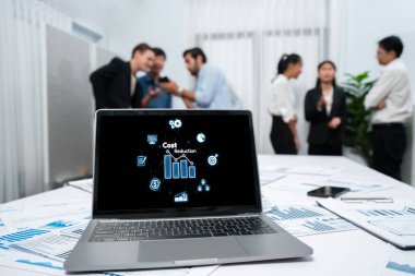 Maliyet düşüşü, bilgisayar ekranında görülen maliyet tasarrufu kavramı, kurumsal işletmeler gereksiz harcamaların azaltılması yoluyla maliyet ve şirket kaynaklarını etkili bir şekilde tasarruf eder