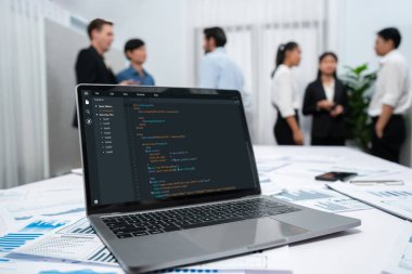 Uygulama ve program kodlaması için bilgisayar ekranında yazılım geliştirme programlama