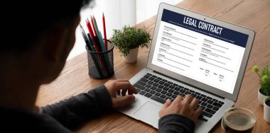 Dijital yasal sözleşme, gelecekteki iş anlaşmalarının imzalanması için gerekli koşulları ve şartları bilgisayar ekranında sunar.