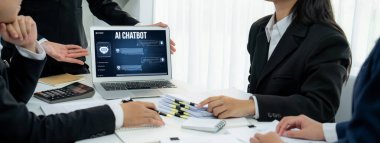 Yapay zeka teknolojisini çalıştırmak için komut mühendisi ve kullanıcı kolaylığı için üretici yapay zeka yardımcı araçları insanların yapay zeka hareketini teşvik ederek üretken yapay zeka fonksiyonları ile çalışmasına yardımcı olur