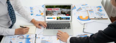 Çevrimiçi seyahat acentesinin hızlı arama ve seyahat planlama web sitesi uçuş, otel ve tur rezervasyonları için anlaşma ve paket sunuyor