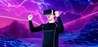 Yetenekli oyuncular video oyununda zaferi kutlarken mavi ve pembe soyut arka planda VR kulaklık takıyorlar. Siyahi vücutlu profesyonel bir adam ayakta durup kazanmayı kutluyor. Yaratıcılık.