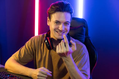 Oyun kanalı, kameraya bakan akıllı gülümseyen flamalar, sosyal medyada canlı yayında neon mavi ve pembe ışık odasında siber oyuncular beceri grubunda yer alıyor. Bireysel.