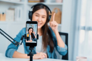 Yaratıcı yayıncı genç ve güzel Asyalı 'nın sunucu kanalındaki seçici odaklı telefon stüdyodaki dinleyiciyle günlük hayatta pazarlamayı veya danışmanı desteklemek için online olarak konuşuyor. Taktik.