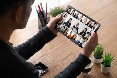 İş dünyasından iş adamlarının modern sanal grup toplantısı için video konferansındaki iş adamları