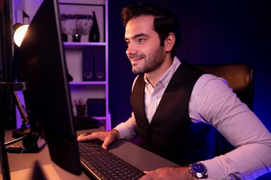 Gülümseyen akıllı işadamı, Mor Neon Dark Home Office 'in gelecek çeyreğinde ürün veritabanında iş grafikleri araştırma hedef pazarıyla uzaktan satış ekibiyle buluşacak. Tahmin et..