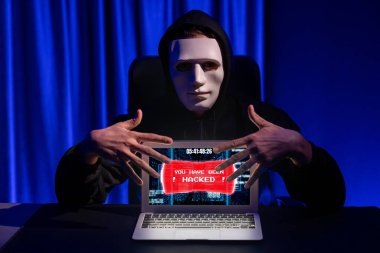 Suçlu anonim maskesinin şifrelemesi, güvenli olmayan özel hayatın dizüstü bilgisayarını hackleyerek başarılı oldu. Yükleme servisinin büyük bir veritabanını kullanarak ya da kopya çekerek. Bireysel.