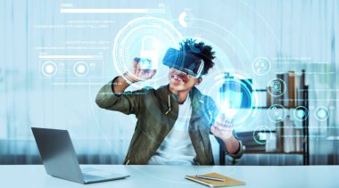 Sanal gerçeklik gözlüğü takan yetenekli bir Afrikalı adam kişisel bilgilere bakıyor. Sıradan gömlekli biri güvenlik önlemini kontrol edip analiz ediyor ve güvenlik duvarı korumasına erişiyor. Teknoloji. Yaratıcılık.