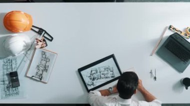 İnşaat mühendisinin bina tasarımını planlamak için birlikte çalışması zaman kaybı. Yönetici yürürken ve planlar hakkında tartışırken yetenekli mimarın havadan görünüşü. Hizalama.