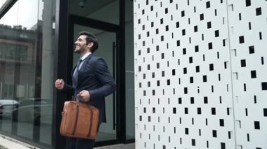 Terfiyi kutlamak ya da sokakta yürürken iyi haberler almak için yürüyen ve dans eden yetenekli bir iş adamı. Yetenekli proje yöneticisi ya da lider aşırı sevinç duygularını ifade ediyor. Sevinçli.