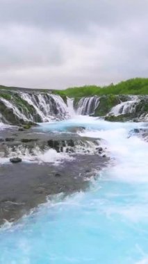 Brekkuskogur, İzlanda 'daki Bruarfoss şelalesinin insansız hava görüntüsü. Bruarfoss Şelalesi, İzlanda Altın Daire 'sini ziyaret eden turistleri çeken ünlü bir şelaledir..