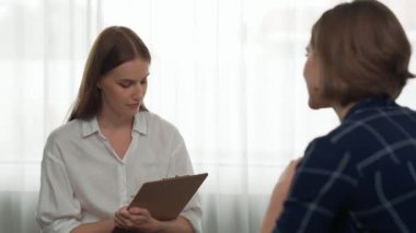 Mutlu hasta ve psikolog klinikte olumlu duygularla zihinsel sağlık sohbetlerini paylaşırken aynı zamanda klinikteki psikologlara başarılı bir iş ve hayatı açıklıyorlar.