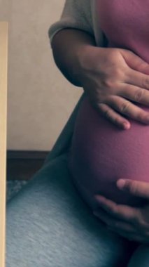 Mutlu hamile kadın, jinekolog doktoru hastanede ya da klinikte hamilelik danışmanlığı için ziyaret ediyor. Doktor, bebek ve anne sağlığı kontrolü için hamile karnı muayene ediyor. Jinekoloji konsepti.