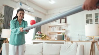 Büyükannenin elinde boru var ve göz, el koordinasyonunu geliştirmek ya da odaklanma ve konsantrasyonu arttırmak için top yuvarlama oyunu oynuyor. Yaşlı çift stresi azaltıyor. Sağlık hizmetleri. Myrmidon.