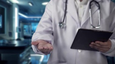 Doktor elinde tablet tutarken ve tıbbi haç ikonu hologramı tutarken yaklaş. Tıbbi araştırma ve teknoloji kullanarak, uzman pratisyen hekimlerin kontrol ve teşhisi. İyileştirici.