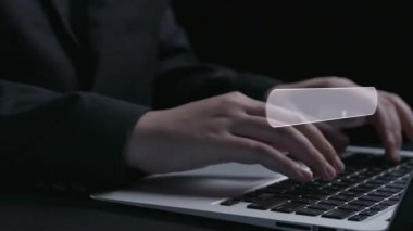 İş adamı, stratejik kararlar için değerli verileri çıkartarak arama motoru araştırması yapıyor. Kapsamlı araştırma ve SEO veri analizi için arama motorları kullanılıyor. Kullanıcı Kimliği