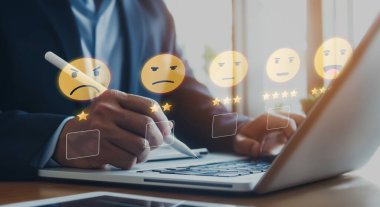 İş adamı müşteri memnuniyet değerlendirmesi verilerini analiz eder ve hizmet kalitesini artırmaya çalışır. Müşteri memnuniyeti ve sadakatini arttırmak için koz değerlendirmeleri. EIDE