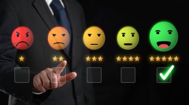 İş adamı müşteri memnuniyet değerlendirmesi verilerini analiz eder ve hizmet kalitesini artırmaya çalışır. Müşteri memnuniyeti ve sadakatini arttırmak için koz değerlendirmeleri. FaaS