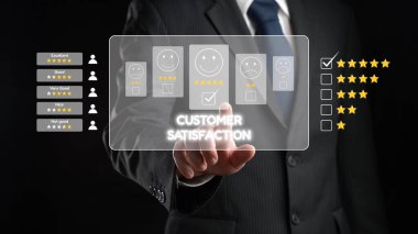 İş adamı müşteri memnuniyet değerlendirmesi verilerini analiz eder ve hizmet kalitesini artırmaya çalışır. Müşteri memnuniyeti ve sadakatini arttırmak için koz değerlendirmeleri. EIDE
