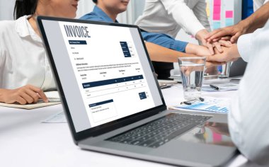 Muhasebe uygulamasından gelen fatura bilgisayar ekranında. Şirket işlerinin finans ve bütçesi için bilgisayar programı. canlı.