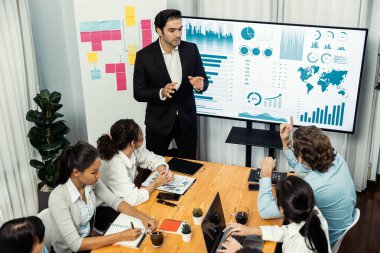 Toplantı masasındaki finansal veri raporlarını analiz eden çeşitli iş analist gruplarının geniş görüşü. İş zekası analizine göre çizelge ve grafik paneli. Çok titiz.