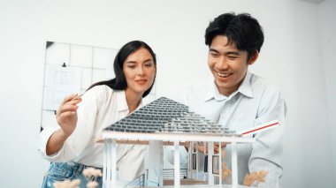 Modern ofiste cetvel ve kalem ölçme modeli çatı uzunluğu kullanan profesyonel, genç ve güzel mimar mühendisi. Yaratıcı tasarım ve takım çalışması konsepti. Tertemiz..