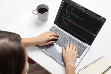 Uygulama ve program kodlaması için bilgisayar ekranında yazılım geliştirme programlama