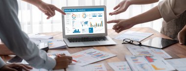 Bilgisayar ekranında web sitesi trafik analizi verileri için bilgisayar yazılımı. Çevrimiçi iş canlılığı için SEO arama motoru optimizasyonu ve müşteri hedefleme kavramı