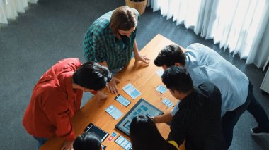 UX Ui tasarımını karşılaştırmak ve planlamak için birlikte çalışan ekibin alt görüşü. Yaratıcı çeşitlilikteki iş adamları günlük giysiler içinde pazarlama stratejisini tartışıyor ya da başlangıç projesine yatırım yapıyorlar. Cemaat.