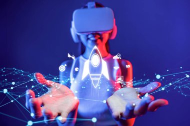 Roket, strateji, analiz, takım çalışması ve başarı simgeleriyle çevrili iş büyümesini ve girişimi başlatmasını temsil ediyor. EIDE