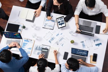 Üst düzey analist ekibi toplantı odasındaki mali verileri analiz etmek için BI Fintech 'i kullanıyor. İş anlayışı ve stratejik pazarlama planlaması için kağıt üzerinde analitik BI gösterge paneli. Tedbirli