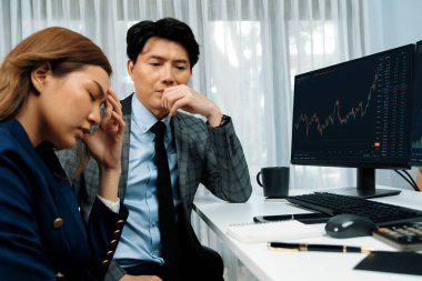 Stresli döviz yatırımcısı iş ortakları zarar eden hisse senedi döviz kuru yatırımlarını tartışıyor ekonomik durgunluk aşamasında finansal uygulamanın ticari değer dinamik karışıklığını kaçırıyorlar. İnfobahn.