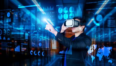 Finansal verileri analiz ederken veri merkezinde duran kulaklıklı bir iş adamı. Yönetici, pazarlama istatistiksel hologramını işaret ediyor ve karar verirken artırılmış gerçeklik gözlükleri kullanıyor. Yaratıcılık.