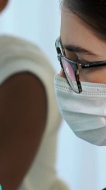 Genç adam aşılar için yetenekli doktorları hastanede ziyaret ediyor. Covid 19 ve Coronavirus Aşı Merkezi Hizmet Konsepti .