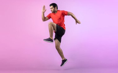 Vücut uzunluğunun tamamı atletik ve sportif genç erkek fitness 'in izole edilmiş arka planda kardiyo egzersizi duruşunu gösteriyor. Sağlıklı aktif ve vücut bakımı yaşam tarzı.