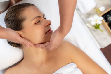 Panorama 'da kadınların stres önleyici kafa masajından ve lüks tatil beldesi veya otel spa salonundaki modern ışık ortamında yüz güzelliği eğlencelerini şımartmaktan hoşlandığı bir manzara var. Sessiz.