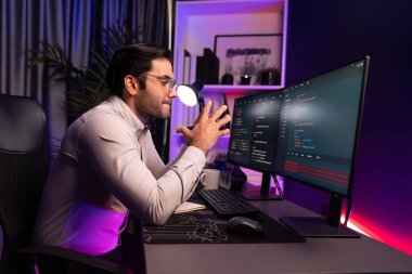 İki pc ekranda veri yazılım geliştirme analizi yapan akıllı bilişim geliştiricisi, neon ışıklı siber ofiste güncellenmiş uygulama programı güncellenmiş online web sayfası sistemi yaratıyor. Tahmin et..