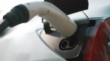 Elektrikli taşıt teknolojisi konut alanı ya da EV akü şarjı için ev şarj istasyonu olarak kullanılır. Gelecekteki çevre için temiz ve sürdürülebilir enerji ile çevre dostu ulaşım. Titiz