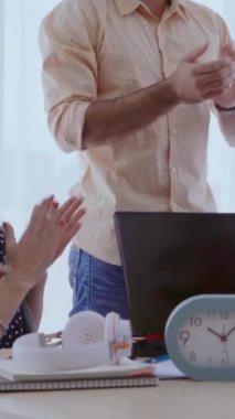 Yaratıcı iş adamlarının grup toplantısı, tasarımcı ve sanatçı ofis masasında. Mutlu iş yeri ve işbirliği takım çalışması konsepti.